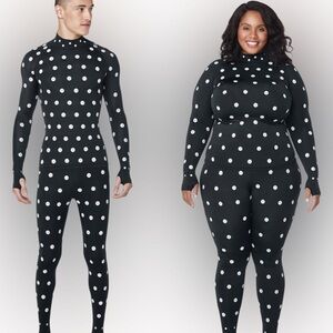 Zozosuit Unisex button print top & pants set in black size 7 NWOT